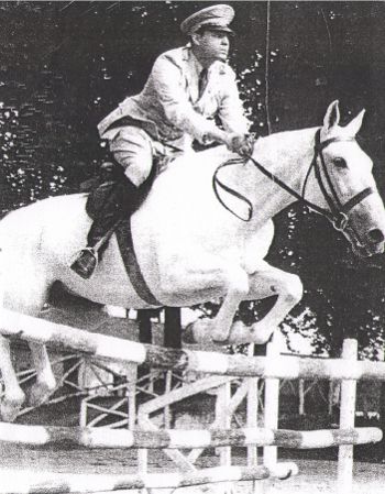 Durant une parade à l’Académie de cavalerie du Saumur, en France, 1954