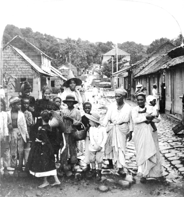 Un groupe de réfugiés à Fort-de-France, après l'éruption de 1902.