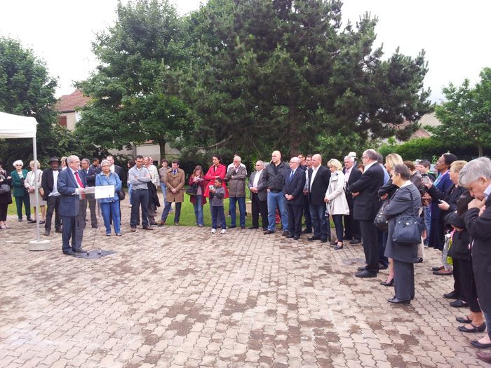 Square Aimé Césaire, le maire de Chalons lors de l’hommage officiel.