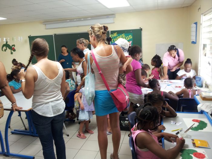 Ici un atelier de lecture pour jeune public autour de Lizzy Lezard, featuring book de Robin Boasman.