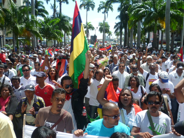 Aperçu de la foule à l'approche du Parlement mauricien