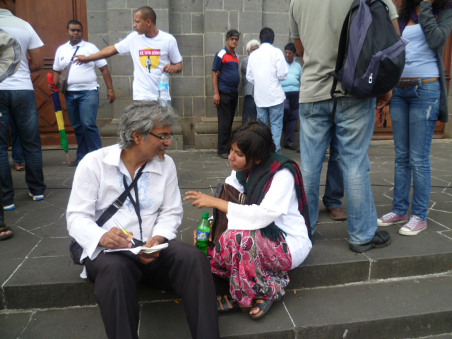 Khal Torabully avec Shimanda Mangar, sur les perrons de la Cathédrale